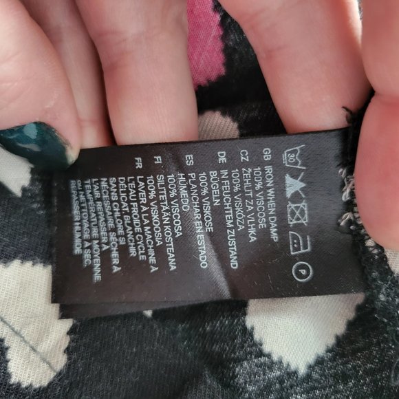 Black mini skirt with hearts print - Picture 4 of 4